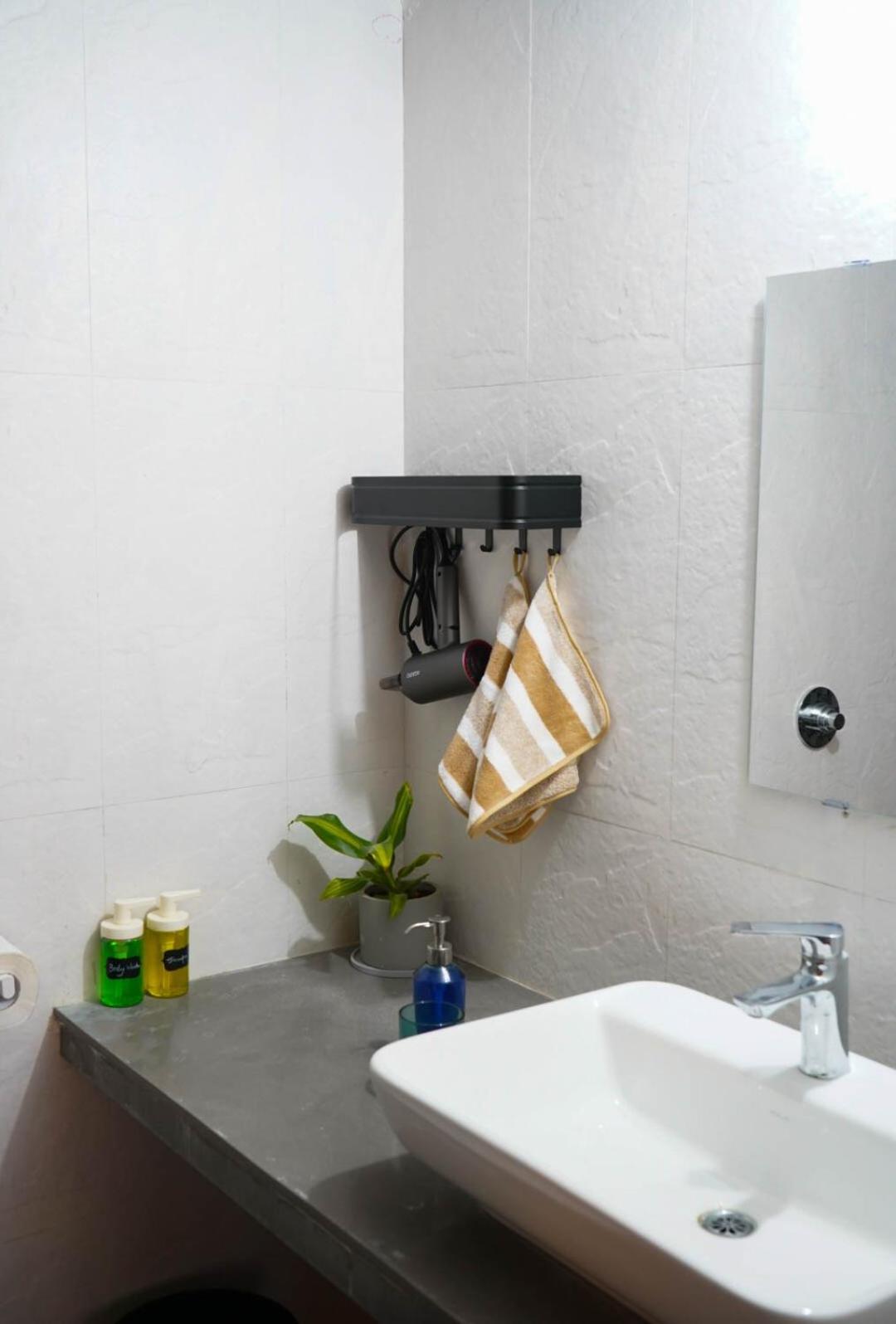 Apartment 2bhk 28th Floor Near Airport Balconies Tv Wifi